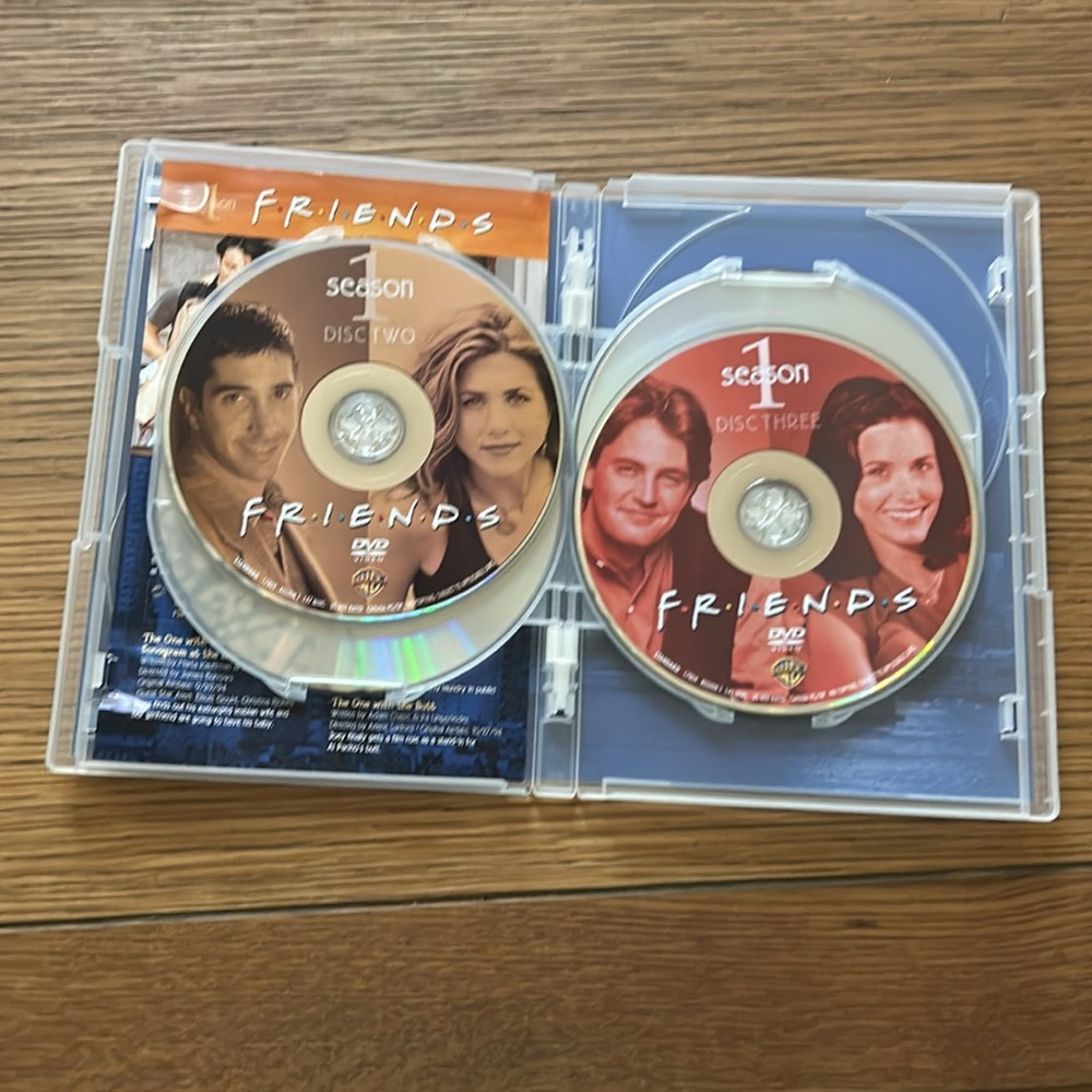 Friends: The Complete First Season. 4 DVD Disc Set.  Includes bonus content. - Picture 3 of 5